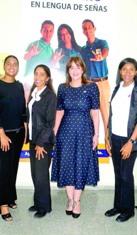 Yanira Fondeur junto a   estudiantes de la Escuela Nacional para  Sordos.