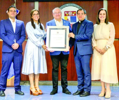 Ejecutivos de las instituciones durante la firma del acuerdo.