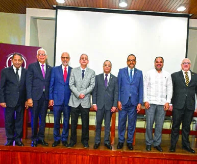 Flavio Darío Espinal junto a representantes del tribunal.