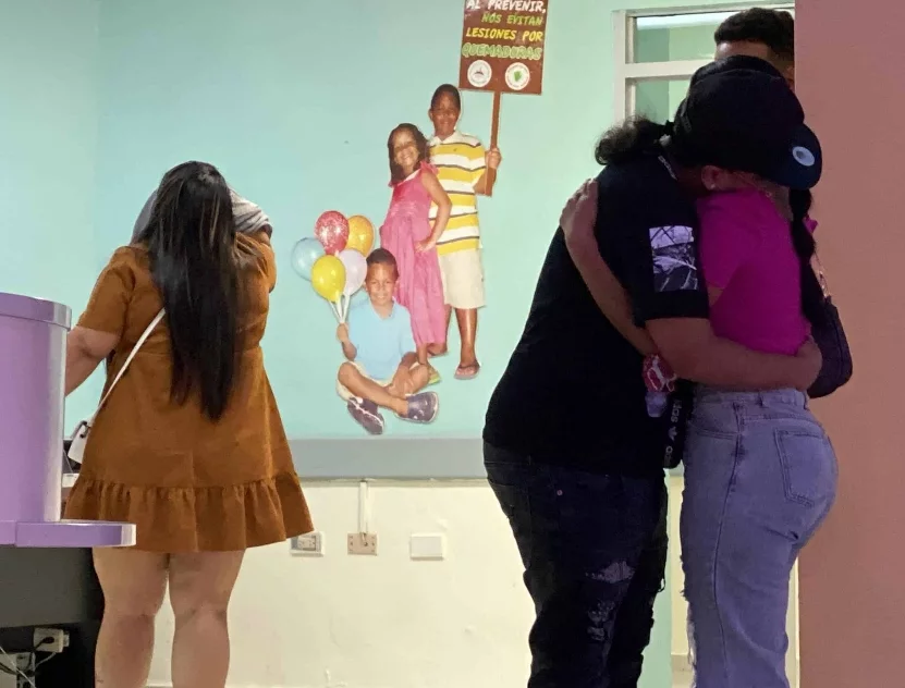Niños    tienen  60 y   80 % de la superficie corporal  quemada.