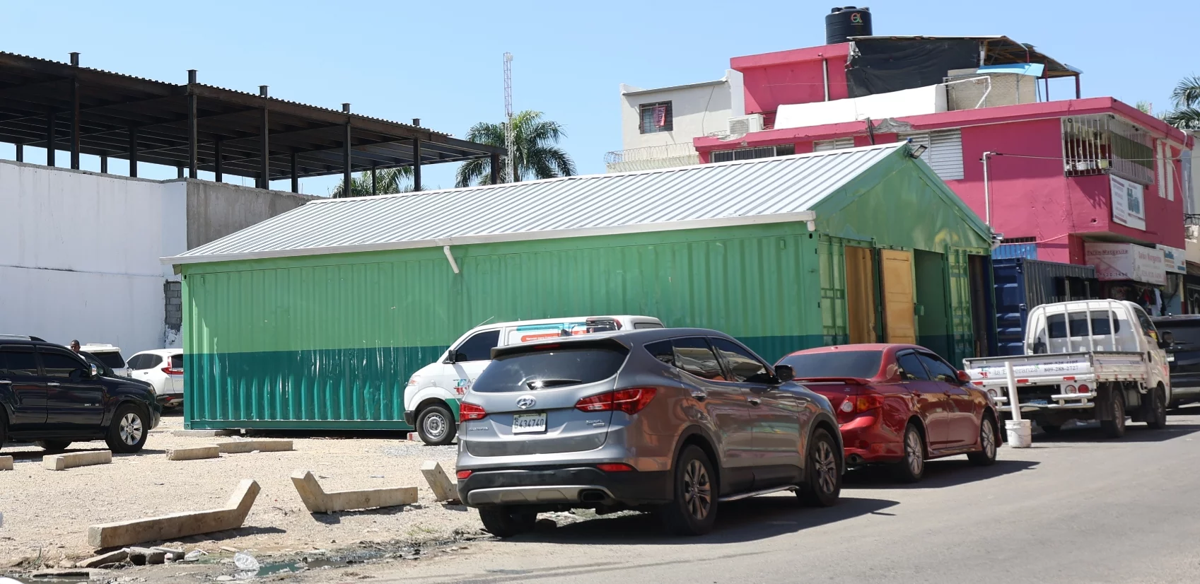 El  furgón verde es  de   la agroveterinaria que funcionaba allí en la zona donde ocurrió la explosión.  Elieser Tapia
