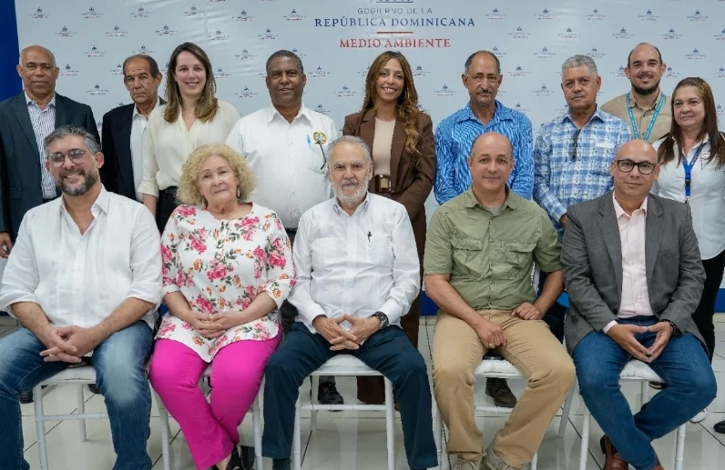 Ceara Hatton se reúne con integrantes de la sociedad civil.