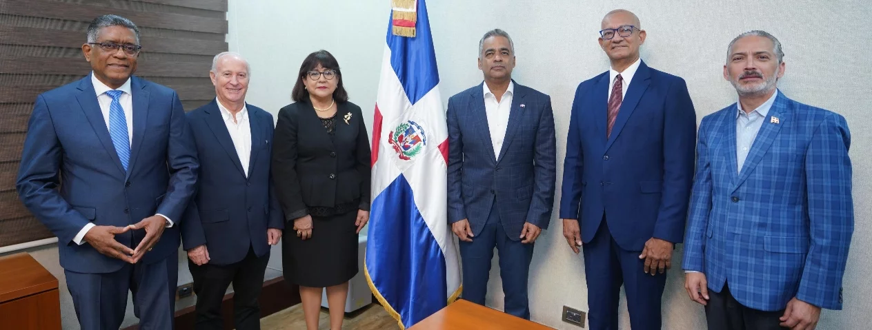 Los comisionados fueron juramentados       por el ministro Joel Santos en el  Palacio Nacional..