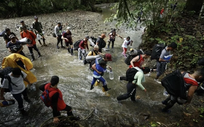 Migrantes entran a Panamá tras llegar por el Darién.