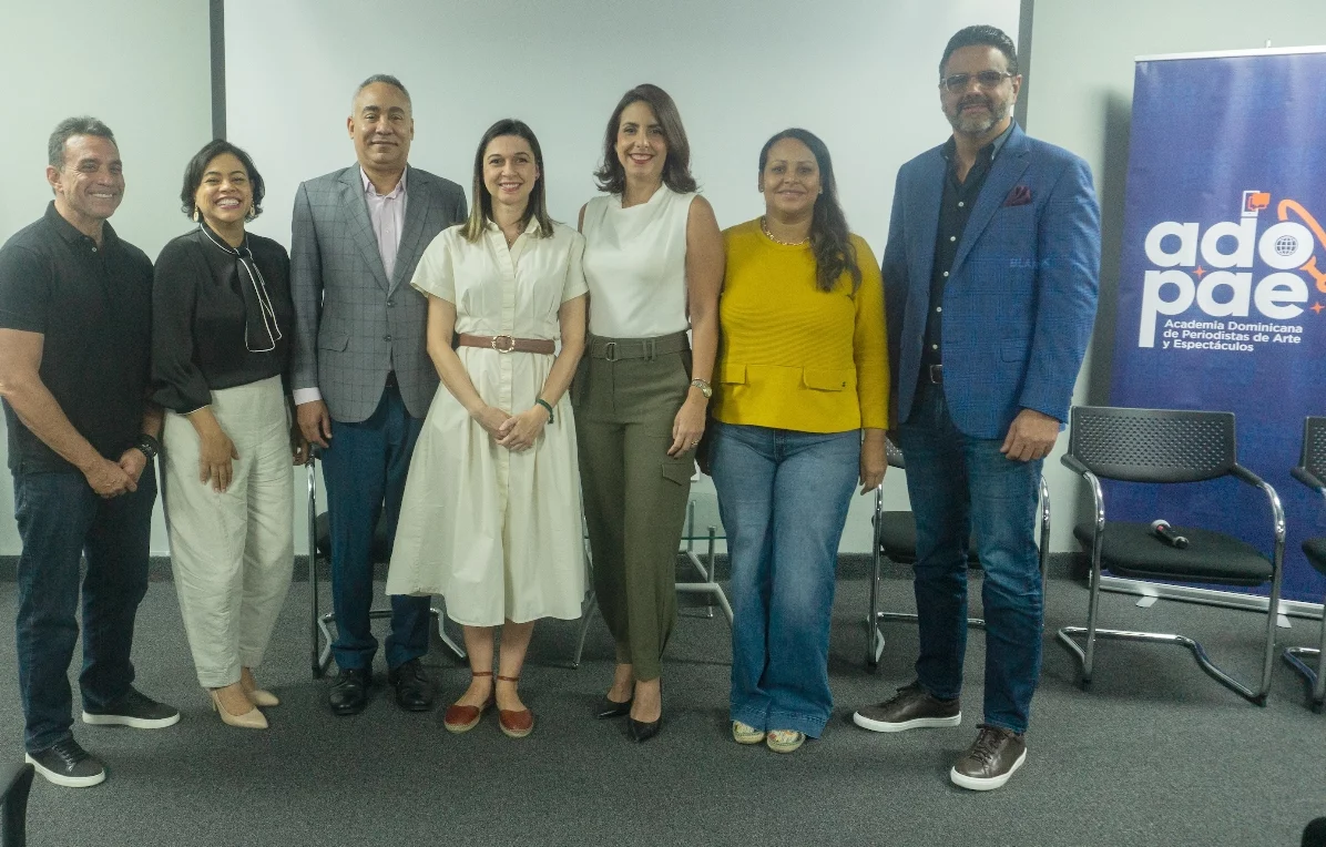 Panelistas del conversatorio junto a Severo Rivera, presidente de la Academia.
