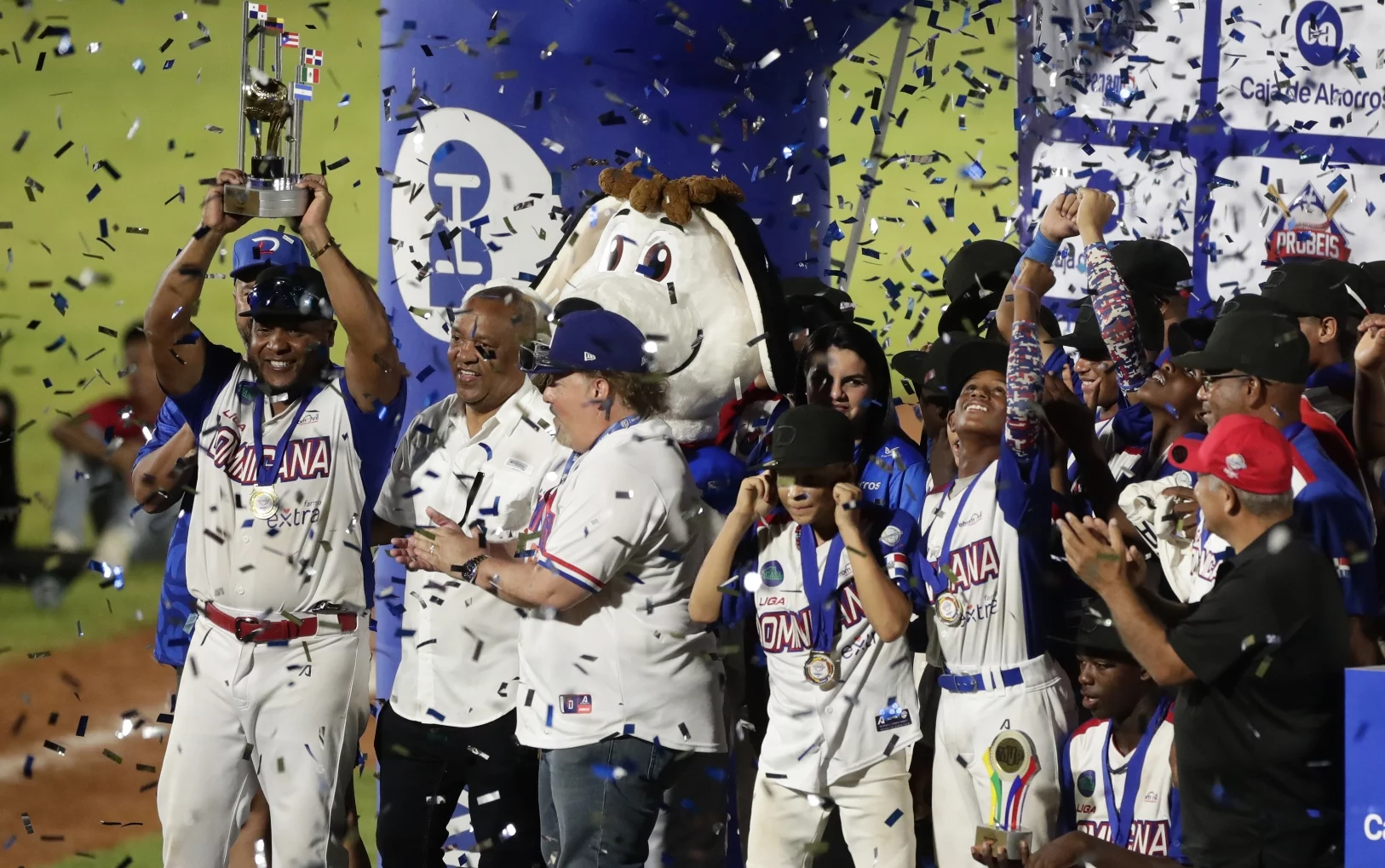 Entrenador Anderson Hernández  junto a directivos  Federación Dominicana de Béisbol celebra triunfo de sus muchachos.   Ap