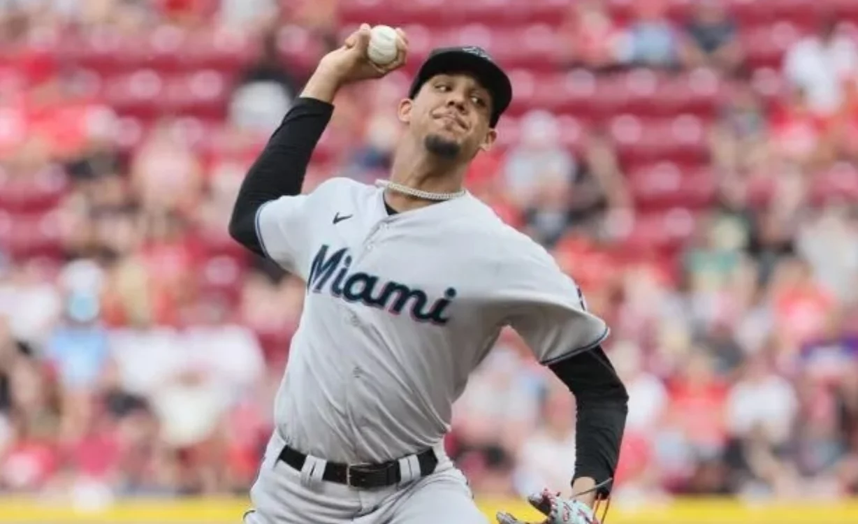 Salida Eury Pérez supone un duro golpe para la rotación de los Marlins de Miami.  Ap