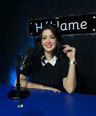 Dafne  transmite el podcast por  el canal de Youtube.
