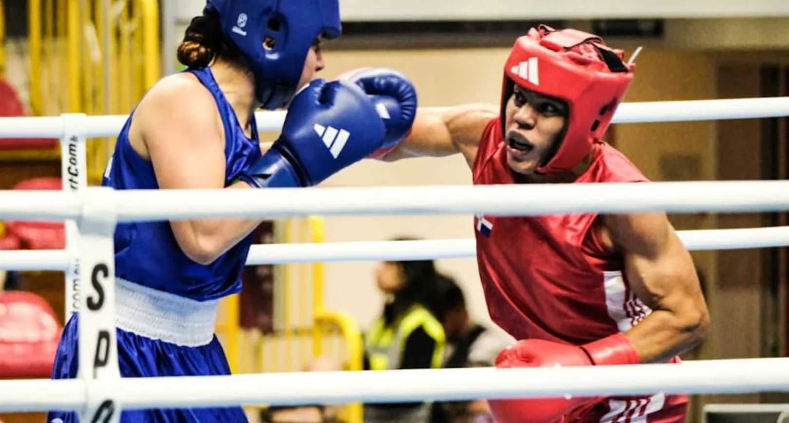 María Moronta durante su pelea ante la uzbeka Navbakhor Khamidova en el   Clasificatorio Mundial de Boxeo, en Italia.