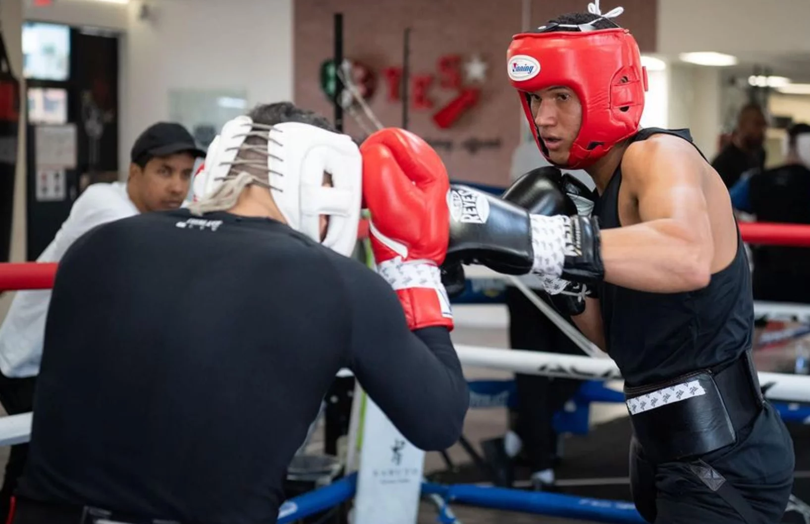Leonel de los Santos trabaja arduamente junto a su equipo técnico para trillar el éxito en  boxeo profesional.  fuente externa