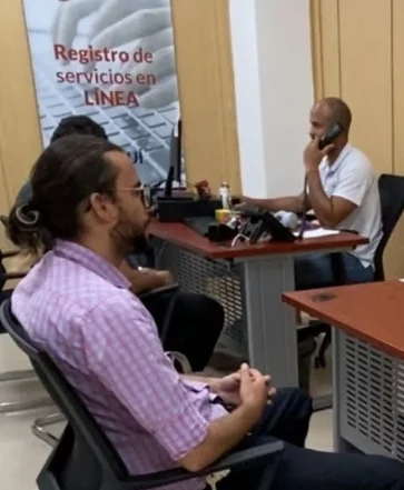 Personal de la ONDA con los usuarios.