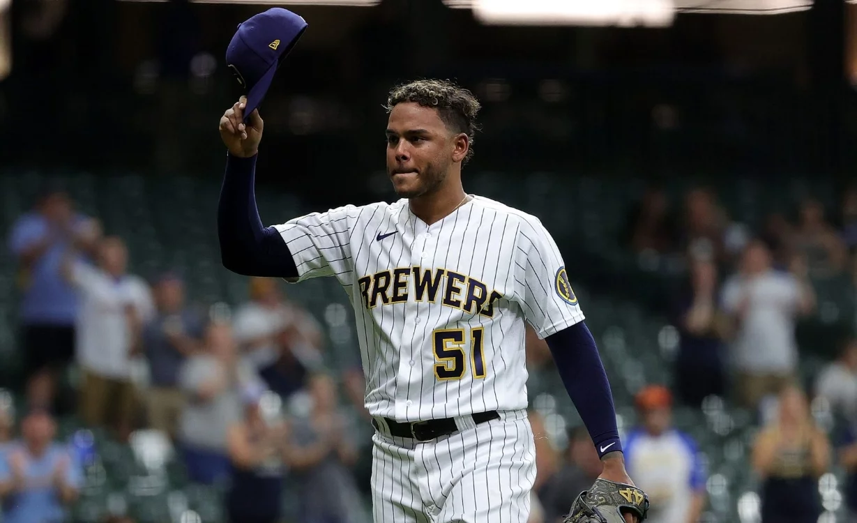 El   dominicano Freddy Peralta emerge como uno de los mejores pitchers de la Liga Nacional.