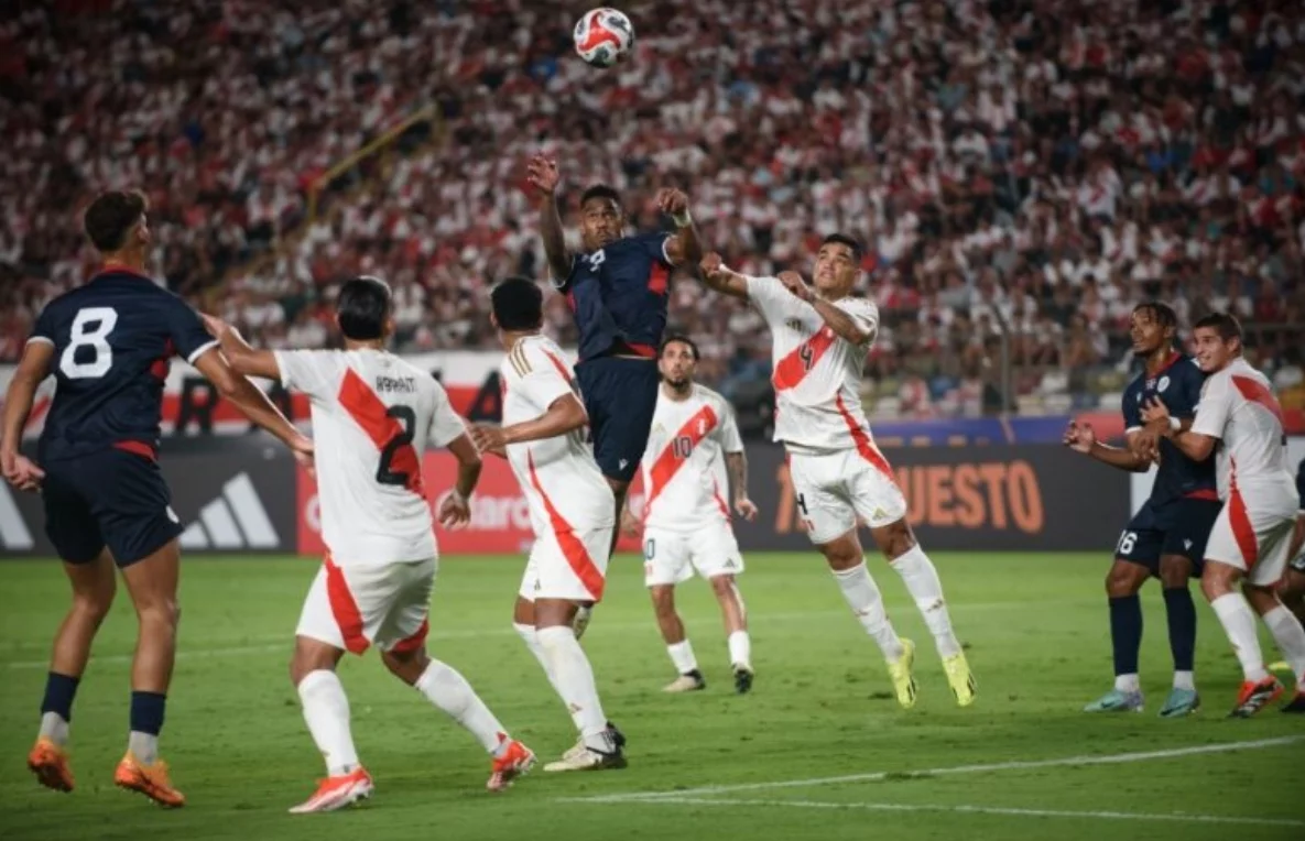 Acción del partido de la selección nacional de fútbol ante el onceno de Perú.