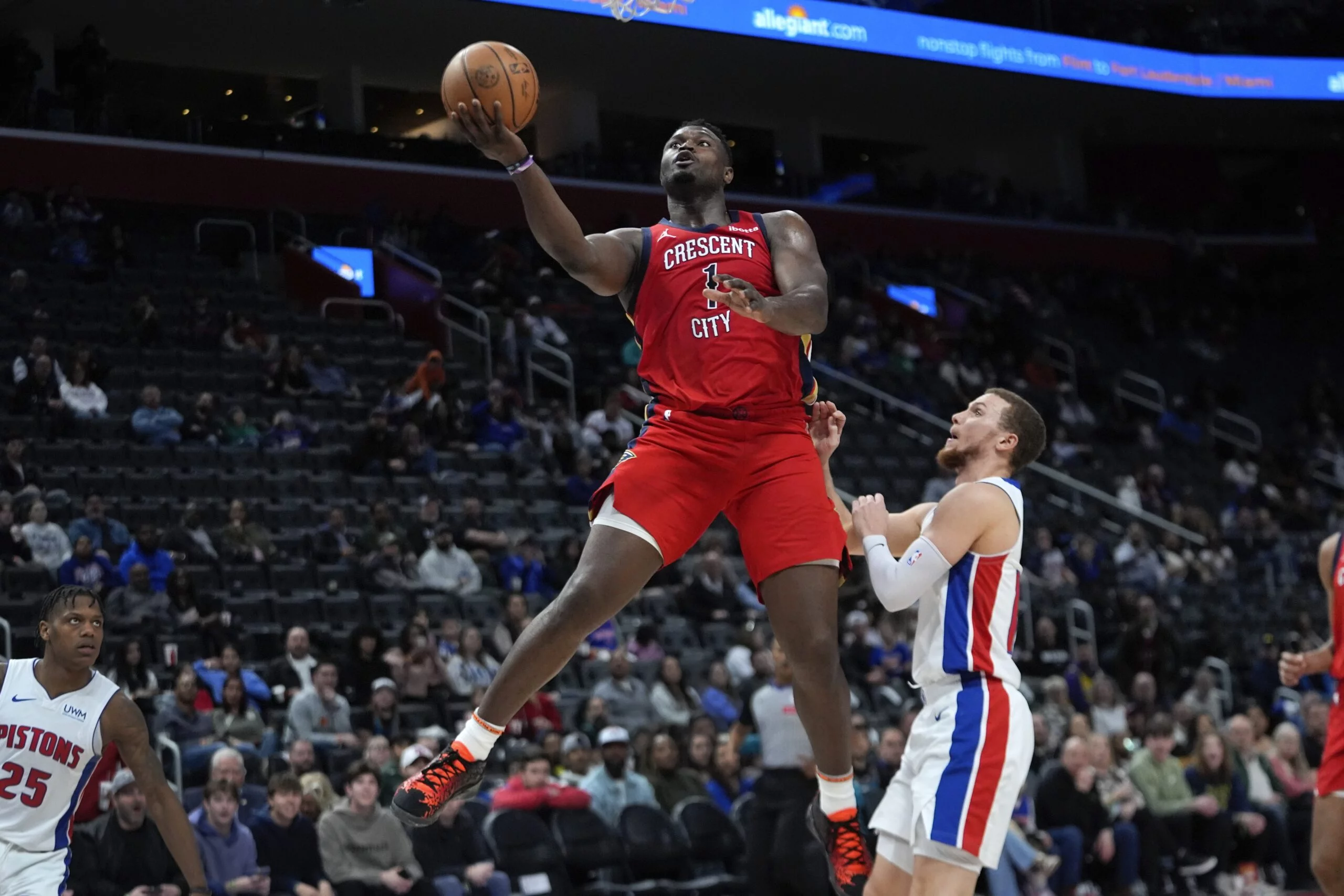 Zion Williamson intenta completar una jugada.