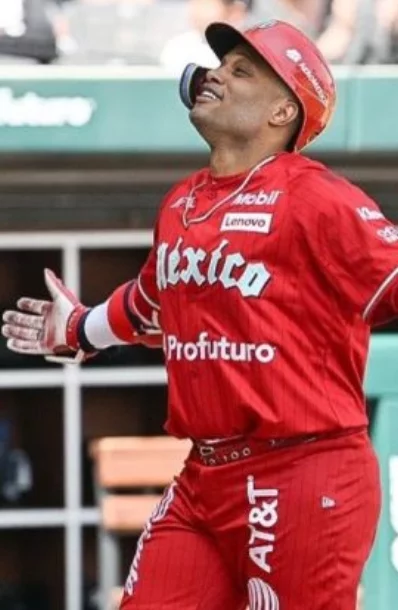 El dominicano Robinson Canó festeja luego del jonrón.