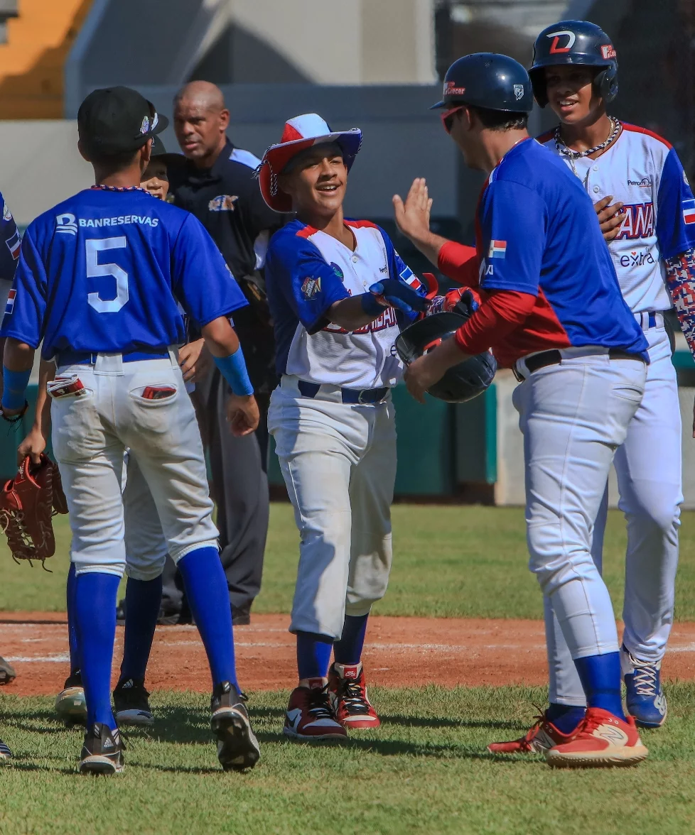 Jugadores celebran tras victoria ante Puerto Rico.