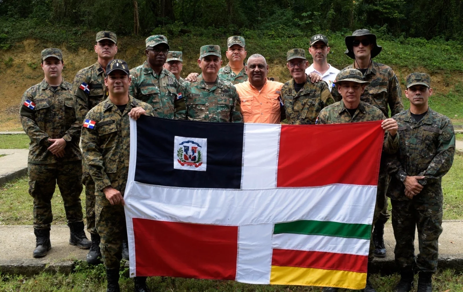 Equipo del Ejército campeones de   tiros con pistola en JDM.