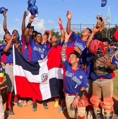 Los jugadores dominicanos festejan luego del triunfo.