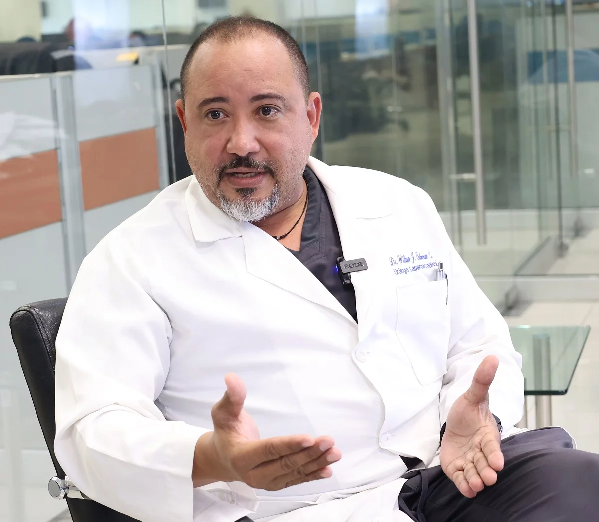 Entrevista al doctor Wilton J. Cabrera,Urólgo/foto José de León