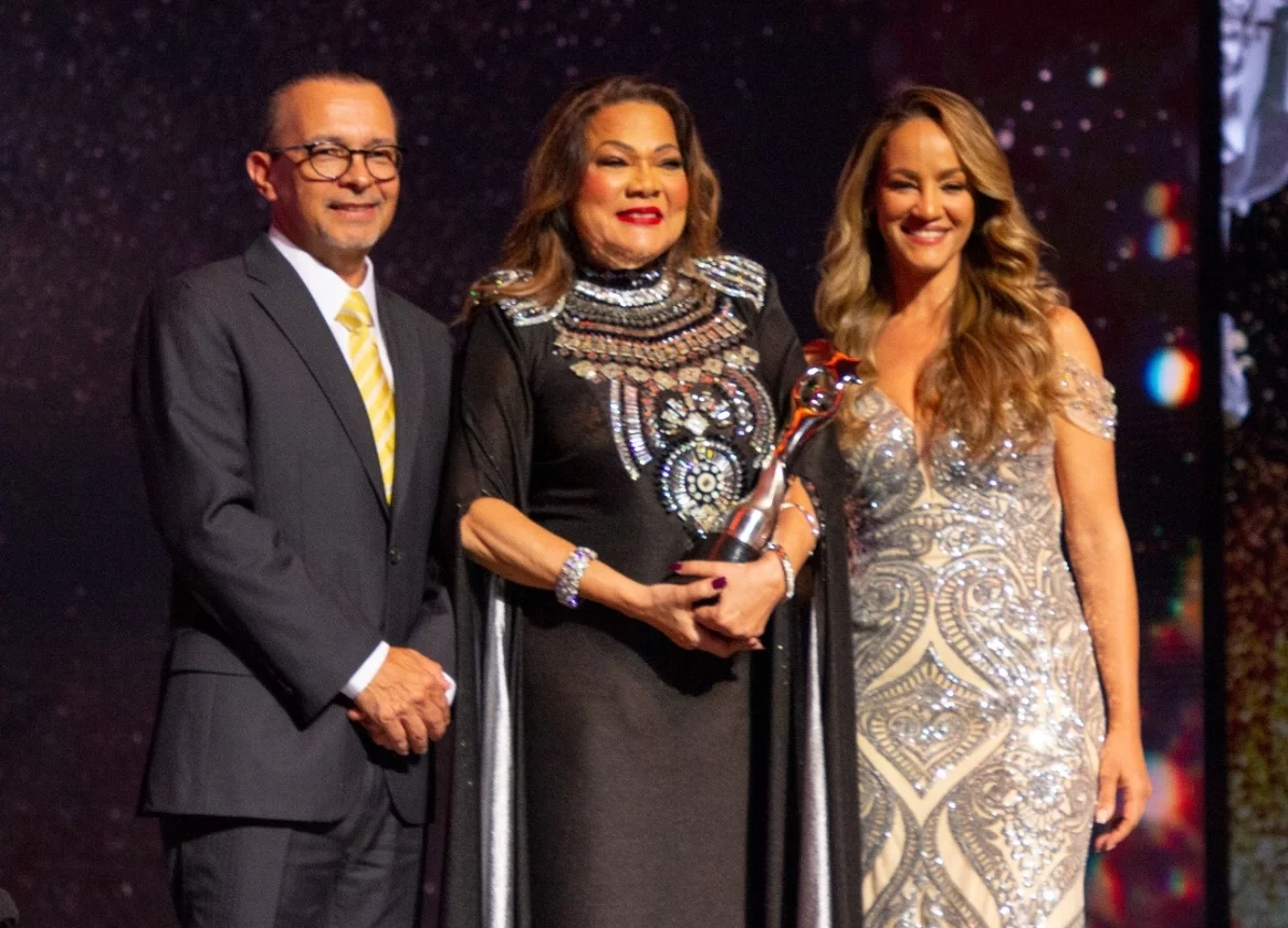 Luis Álvarez, Ángela Carrasco y Wanda Sánchez mientras entregaban el gran Soberano.