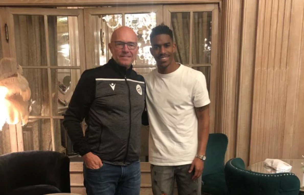 Junior Firpo, junto al director técnico de la selección dominicana, Marcelo Neveleff.