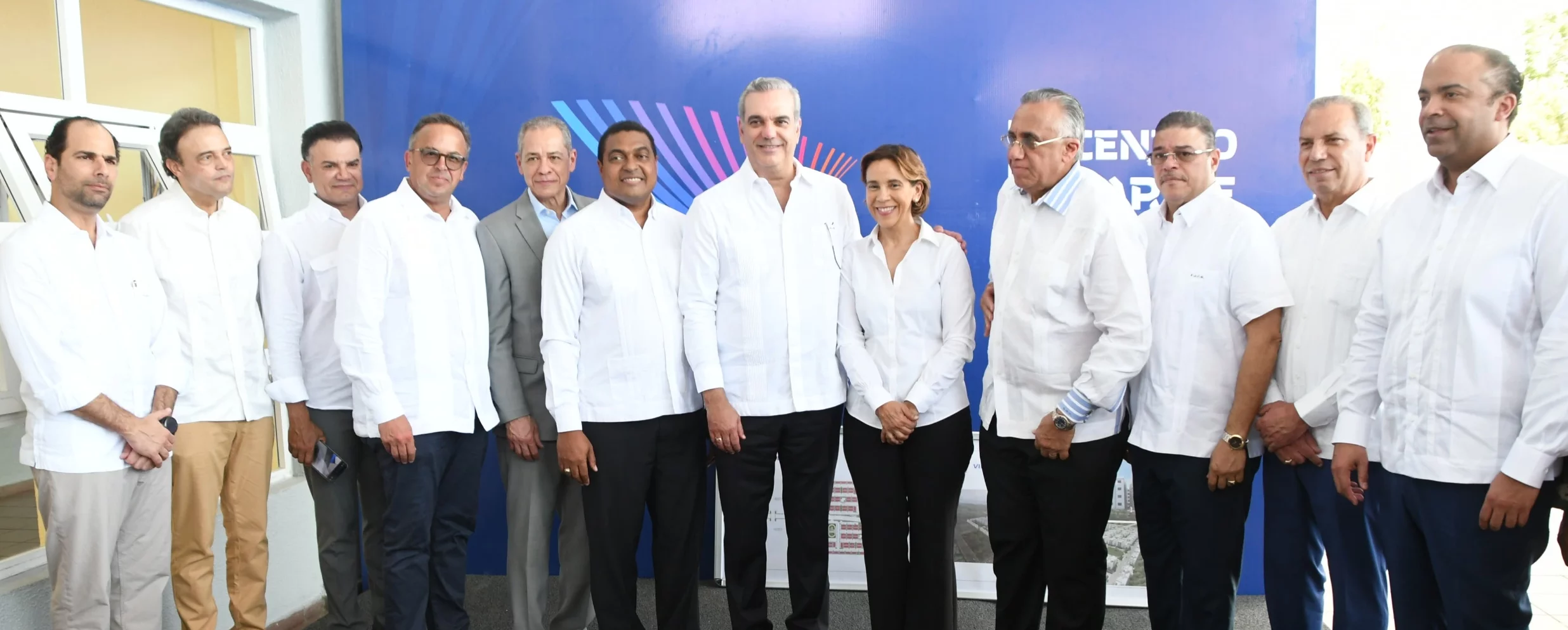 Frank Elías Rainieri, José Manuel Ramos, Andrés Vanderhorts, Máximo Bisonó, Fernando Langa, José P. Monegro, el presidente Luis Abinader, Mercedes Canalda, Luis Mejía  Oviedo, Francisco Camacho, Garibaldy Bautista y Samuel Pereyra en el inicio de los trabajos de las instalaciones para Santo Domingo 2026 y el anuncio de la villa deportiva.