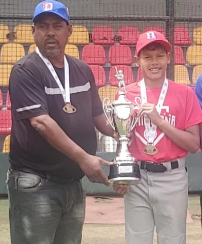 Luisito Mercedes junto al JMV Franyi Féliz.  externa
