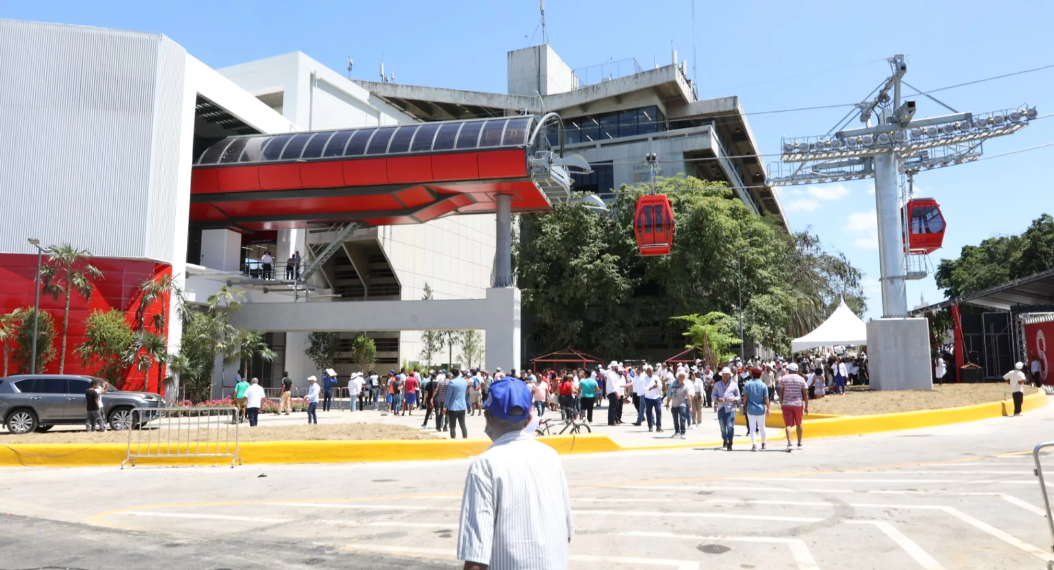 Vista de la estación central de la primera línea del Teleférico de Santiago, el cual forma parte de un sistema integral de transporte colectivo.   José de León