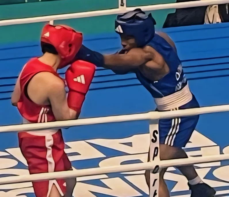 Estefany Almánzar (derecha) durante su combate en Italia.