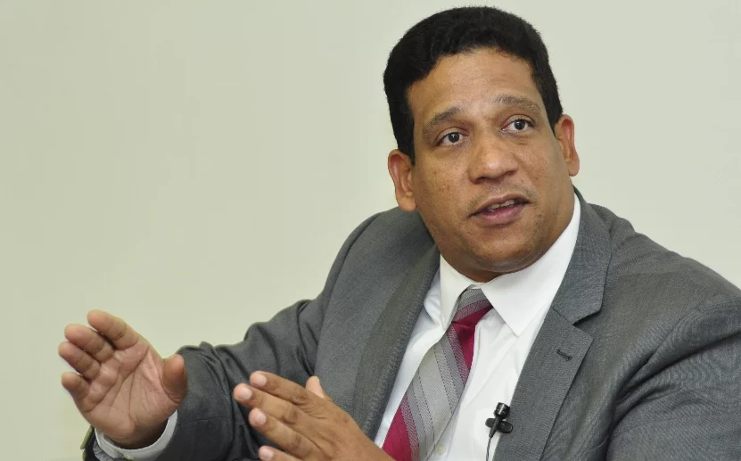 Carlos Pimentel, director de Compras y Contrataciones.