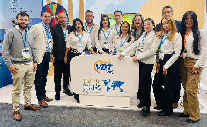 El grupo de VDT durante la feria turística en Colombia.