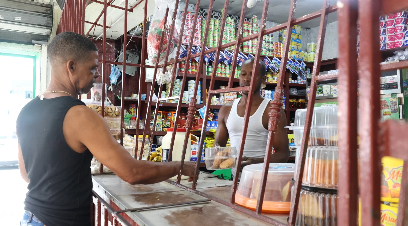La inseguridad mueve a los comerciantes a enrejar sus locales sobre el mostrador.