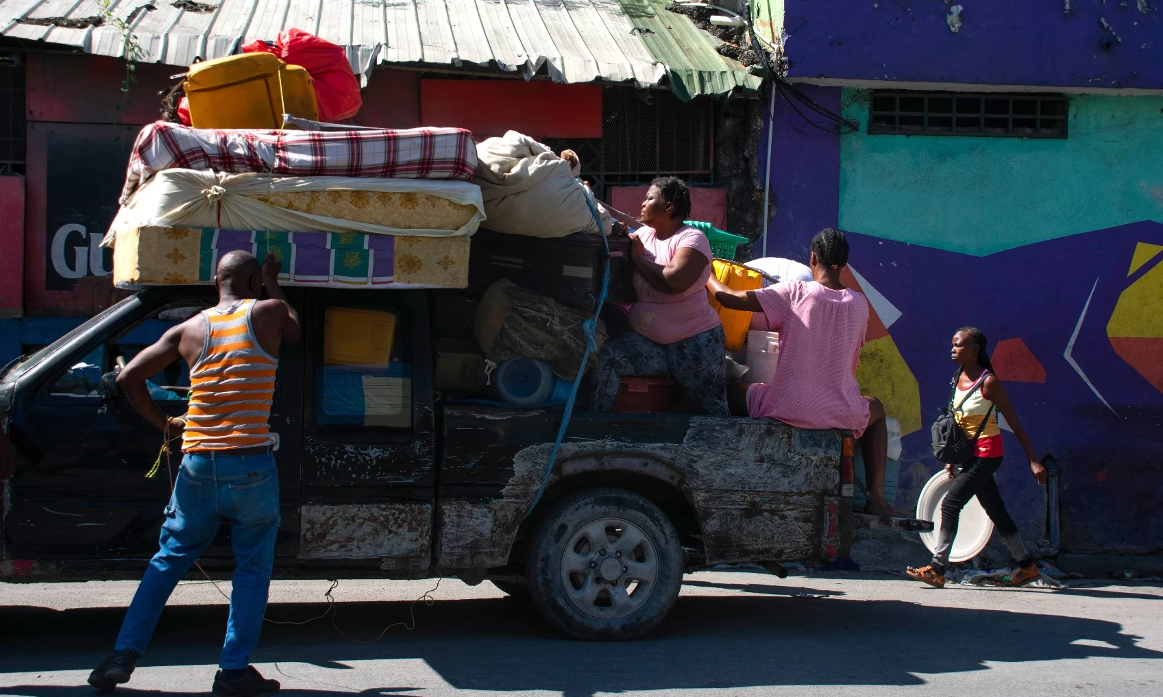 ¿Cientos de ciudadanos haitianos han tenido que abandonar sus hogares por causa de la violancia que afecta al país.  AGENCIA FOTO