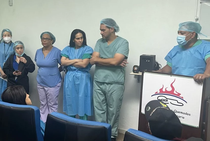 Médicos se reunieron con familiares de los afectados.