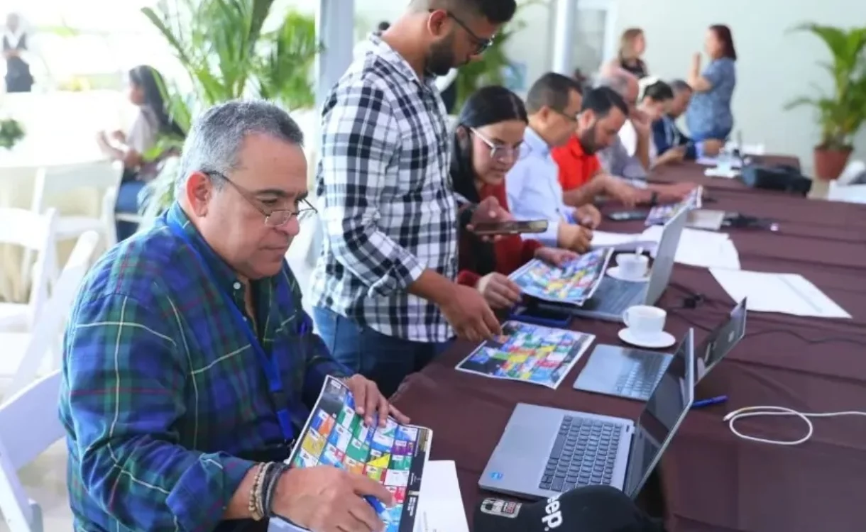 La revisión de las boletas incluye verificaciones de nombre y fotos de candidatos.