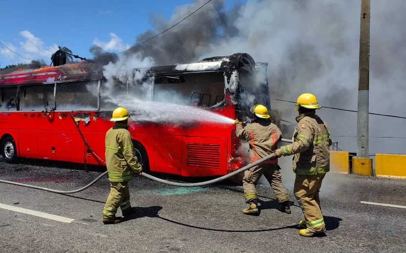 Antes de   propagarse  el incendio se recomienda uso  extintores.