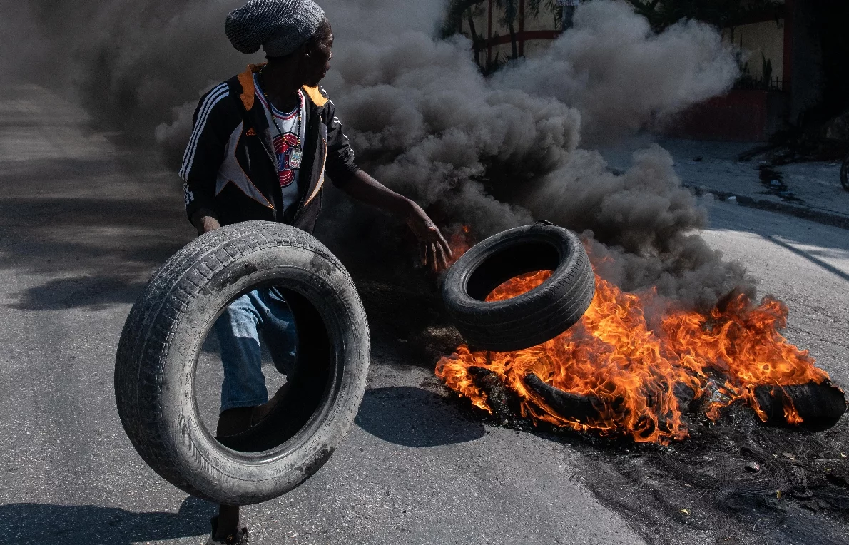 Haitianos arman barricadas de fuego contra la salida propuesta en Jamaica.  efe