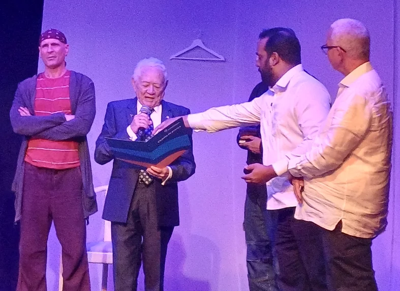 Don Salvador Pérez Martínez, el Pera, recibe la placa de  reconocimiento preparada para la ocasión.