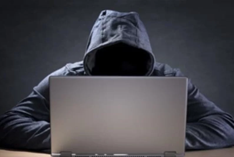El  equipo de informática pudo   detener el ataque.