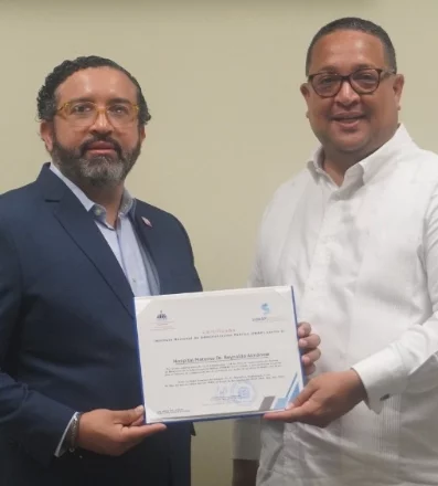 Cristian Sánchez   entregó el reconocimiento a Freddy Novas.