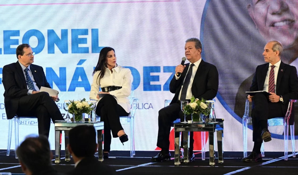Fernández fue el primero de los candidatos presidenciales en participar en AMCHAMDR.