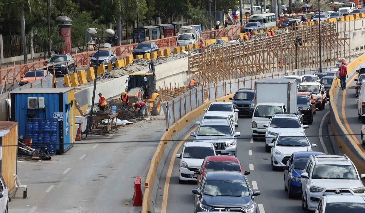 Por el momento el paso de vehículos sigue limitado, lo que provoca gran  congestión vial. Elieser Tapia