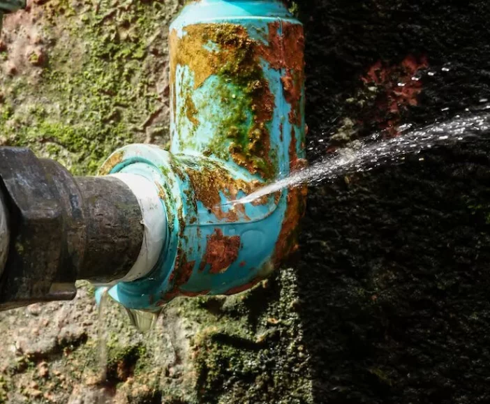 Se pierde   cantidad  de  agua  por daños  a  redes.