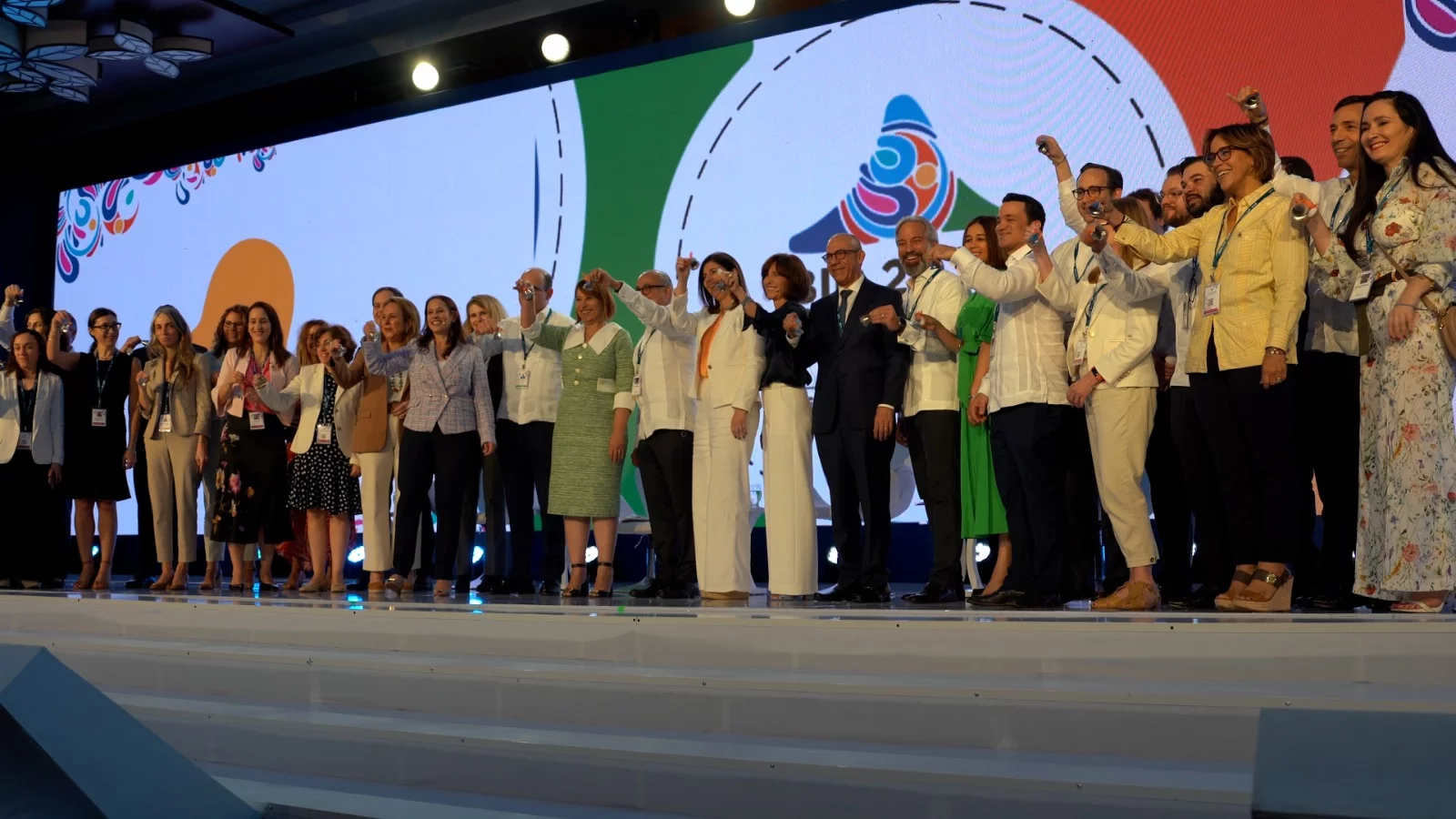 Asistentes al acto dan _toque de campana_ por la equidad