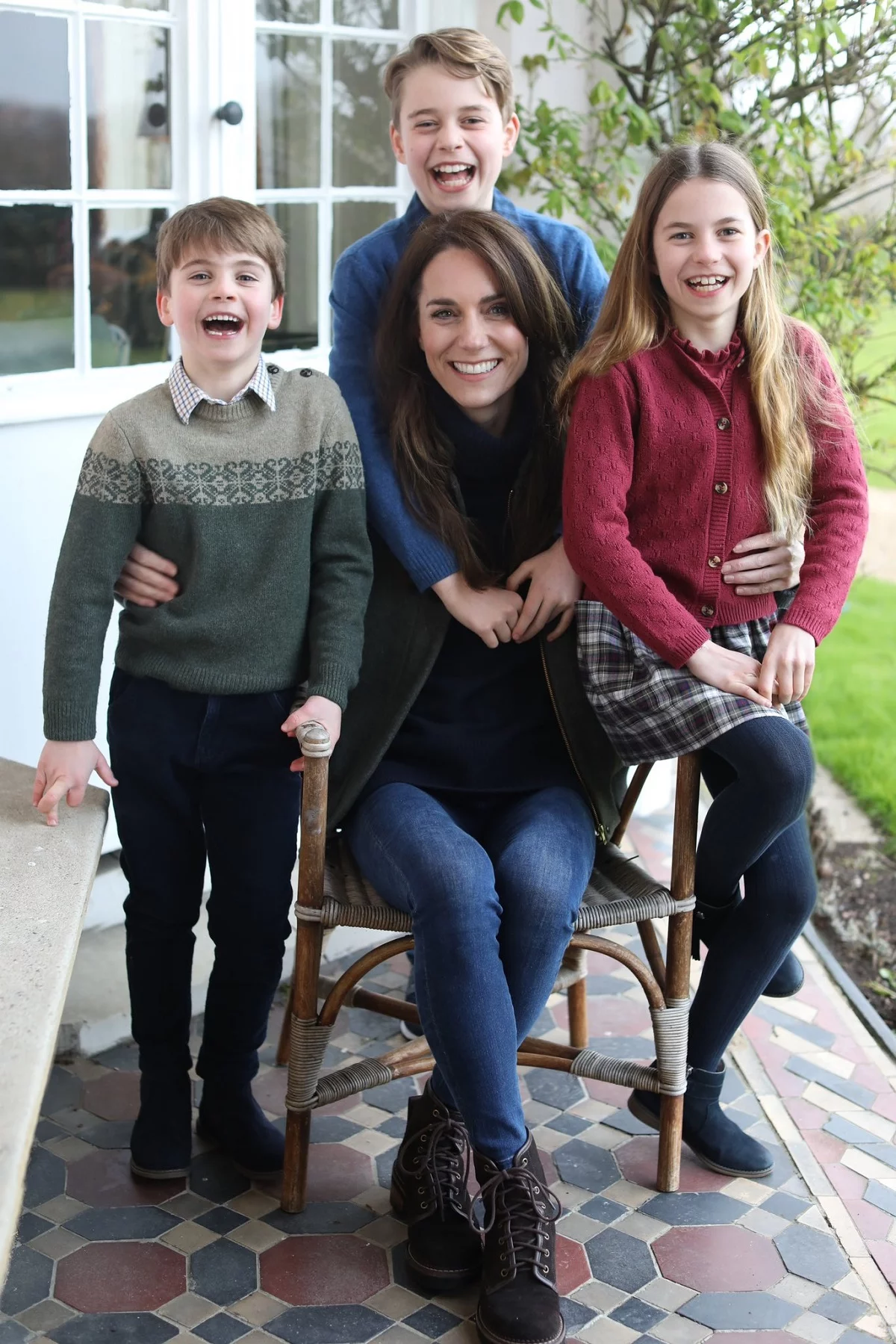 Actualiza con advertencia de EFE sobre el supuesto retoque de la foto de la princesa de Gales con sus hijos