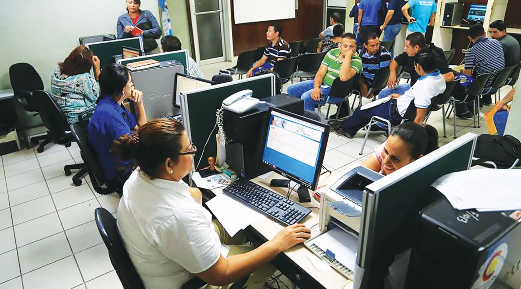 En los puestos de liderazgo   en las empresas  aún persisten desigualdades entre hombres y mujeres, a pesar de la formación .
