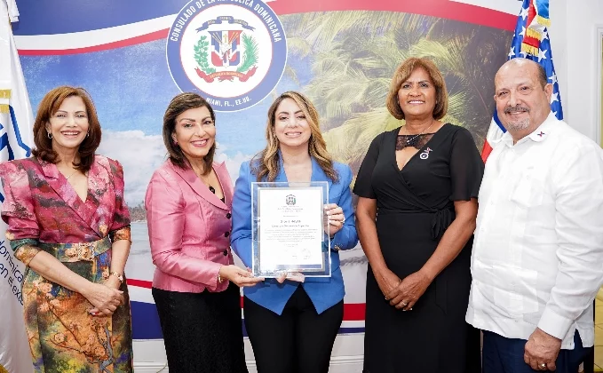 Geanilda Vásquez, entrega reconocimiento a Gloria Reyes, directora general de Supérate.