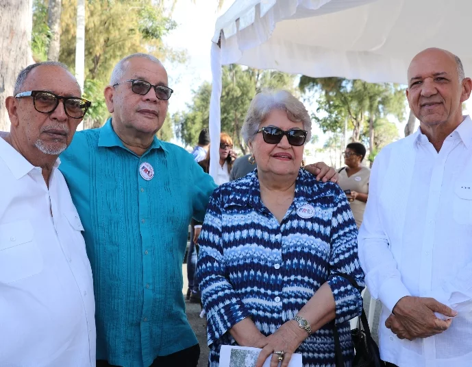 Directivos de la fundación durante el homenaje en el Cementerio Cristo Redentor.