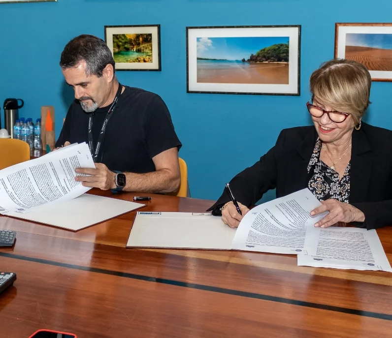 Momento de la firma del acuerdo.