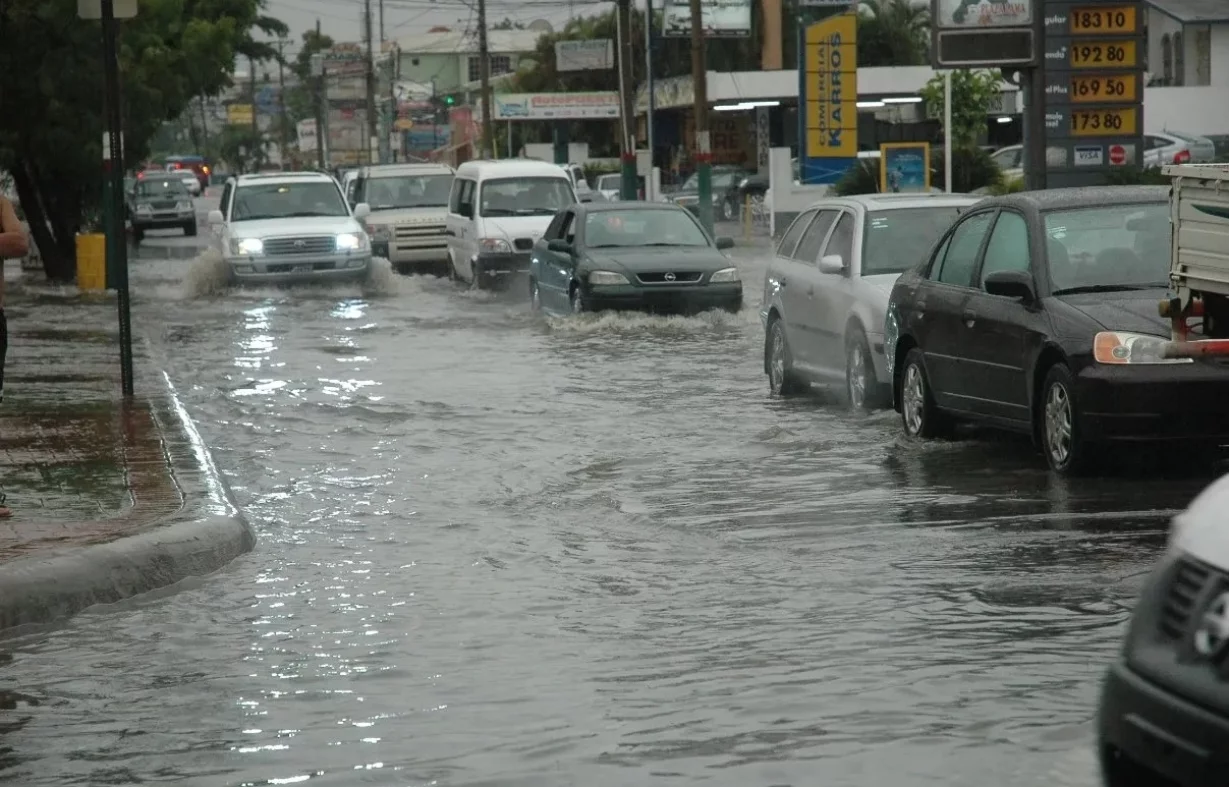 En en el territorio han ocurrido inundaciones repentinas y deslizamientos de tierra.